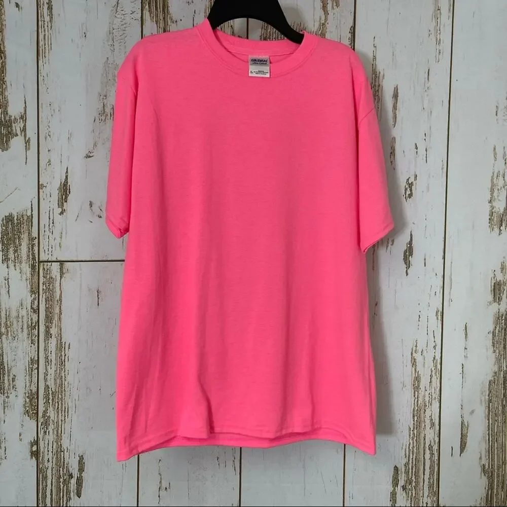 Gildan Bright Pink T-Shirt. Youth XL. In pristine condition!